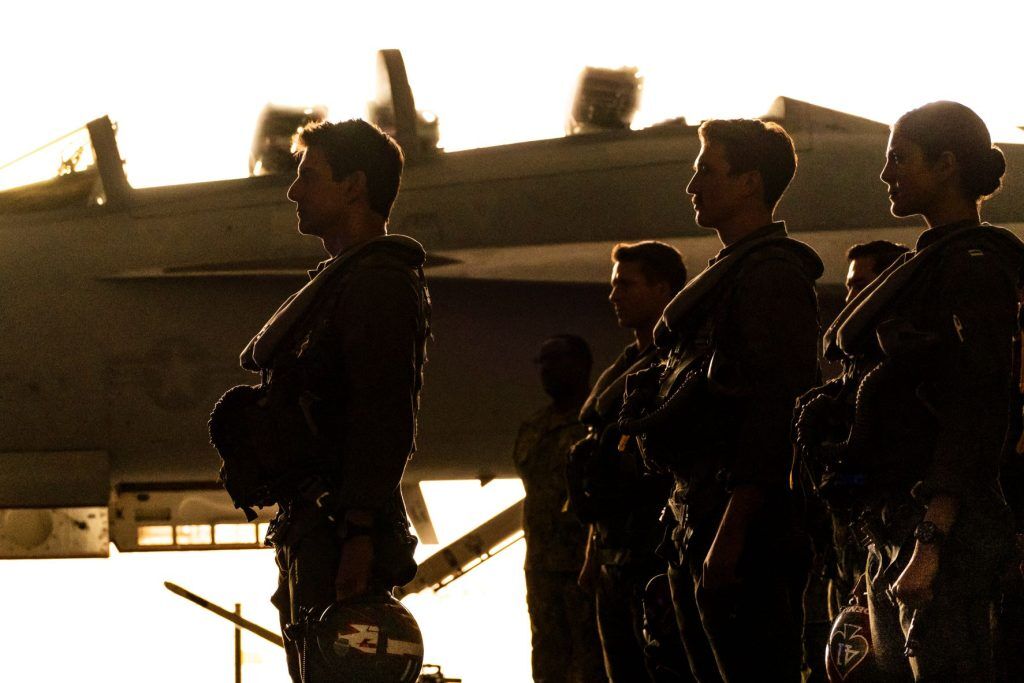 tom cruise e il cast di top gun: maverick